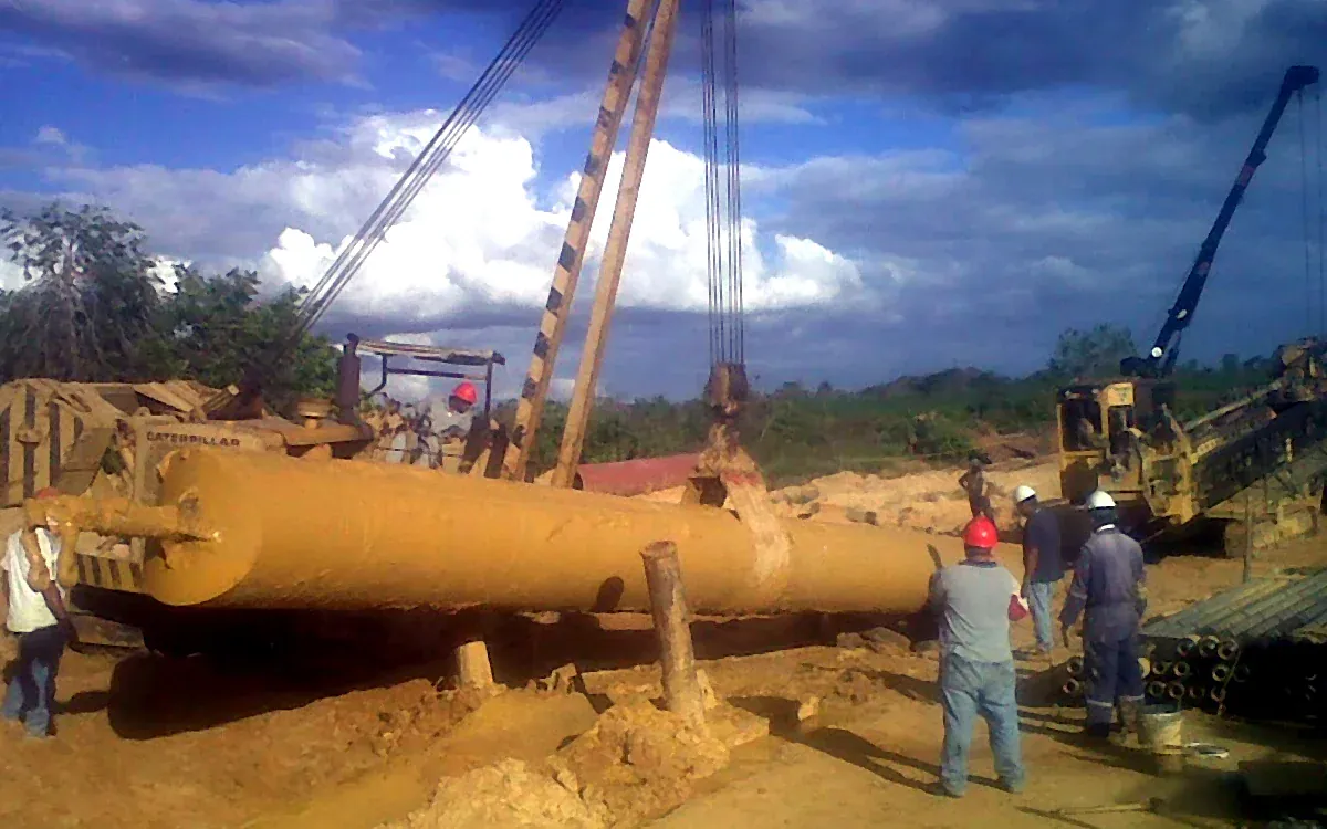 Río Morichal, Anzoátegui, Venezuela - weighted steel pipeline